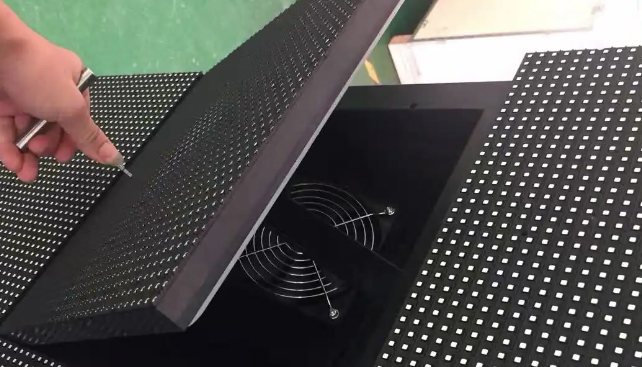 成都顯示屏維修|從黑屏到秒修復(fù)：大型會議顯示屏全流程應(yīng)急預(yù)案設(shè)計